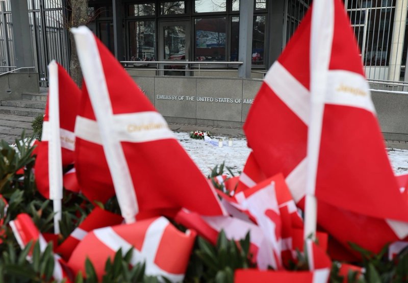 Imagen del 31 de enero de 2026 de banderas danesas vistas en la puerta de la embajada de Estados Unidos, en Copenhague, Dinamarca. Foto: Xinhua / Archivo