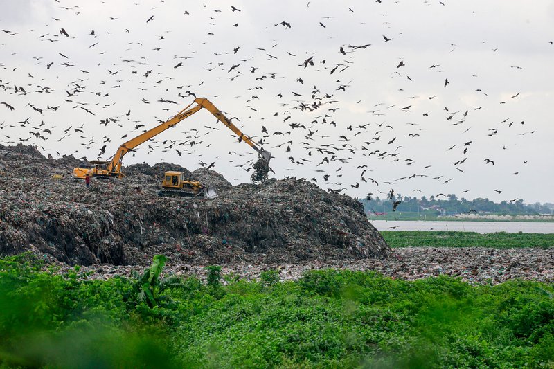 Fuentes: Climática [Imagen: Vertedero en las afueras de Daca, donde montañas de residuos y maquinaria pesada dominan el paisaje. Foto: Suvra Kanti Das/ZUMA Press Wire.]