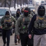 Agentes federales caminan por una calle mientras realizan operaciones de control de inmigración, en Mineápolis. Foto Ap