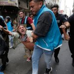 El anuncio se produce en la antesala del tratamiento legislativo de la reforma laboral impulsada por el gobierno de Javier Milei, luego de que el proyecto obtuviera media sanción en el Senado. En la imagen, uno de los detenidos durante las protestas de la semana pasada contra la reforma laboral. Foto Ap