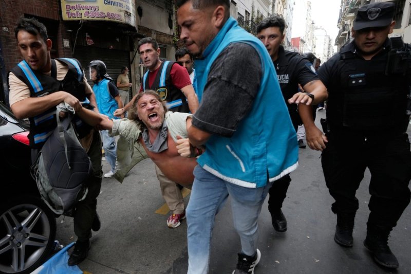 El anuncio se produce en la antesala del tratamiento legislativo de la reforma laboral impulsada por el gobierno de Javier Milei, luego de que el proyecto obtuviera media sanción en el Senado. En la imagen, uno de los detenidos durante las protestas de la semana pasada contra la reforma laboral. Foto Ap