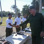 “Estamos en un momento decisivo”, expresó el mandatario a estudiantes del Instituto Superior del Ministerio del Interior “Eliseo Reyes Rodríguez”, quienes se encontraban realizando un ejercicio demostrativo de arme, desarme, y tiro con armamento de infantería, informó la presidencia cubana en un comunicado. Foto: @PresidenciaCuba