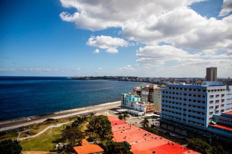 China, dispuesta a ayudar a Cuba ante escasez de combustible para aviones