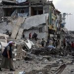 Imagen del 6 de febrero de 2026 de palestinos inspeccionando los daños después de un ataque aéreo israelí­ que destruyó un edificio de tres pisos, en el barrio de Zeitoun, en el sureste de la ciudad de Gaza. Foto Xinhua