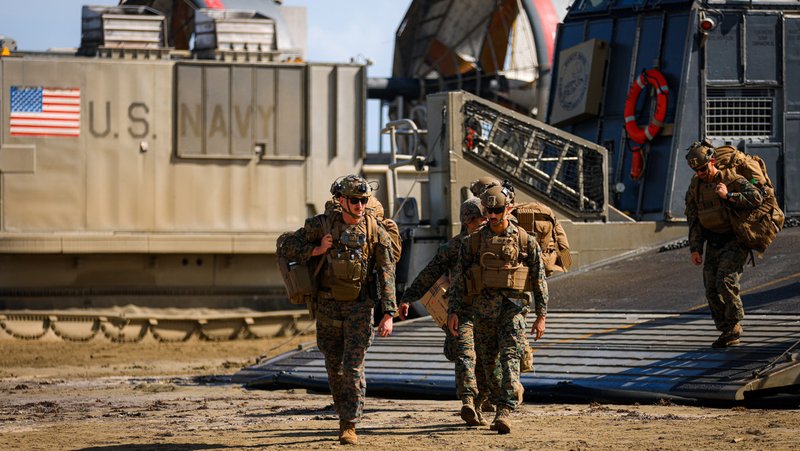 Una lancha de desembarco aerodeslizadora de la Marina de los EE.UU. realiza maniobras de entrenamiento frente a la costa de Punta Guilarte, en Arroyo, Puerto Rico, el 5 de septiembre de 2025. Edgardo Medina / NurPhoto / Gettyimages.ru