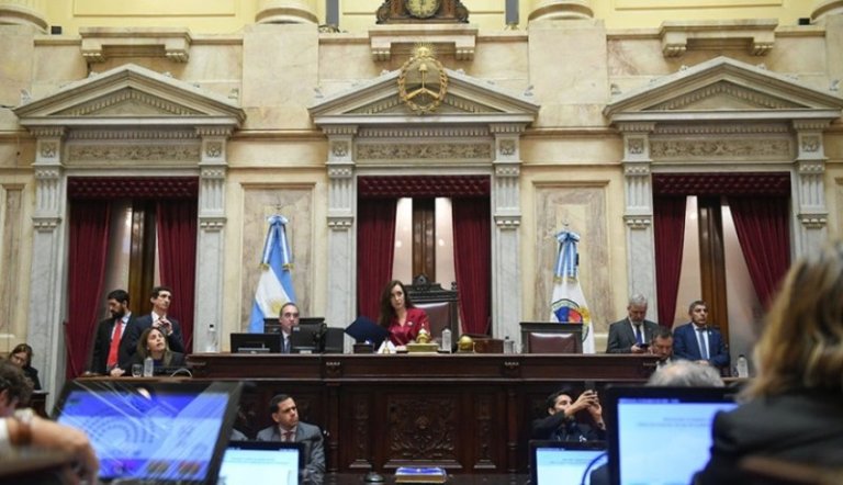 Reforma laboral en Argentina genera cuestionamientos sobre beneficios para el empleo, señala economista