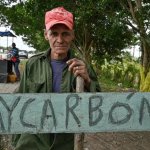 Elio Galván, vendedor de carbón, espera clientes en una carretera de La Habana, el 6 de febrero de 2026. Ante los apagones y la crisis energética, muchas familias cubanas recurren al carbón para cocinar. Foto: Afp