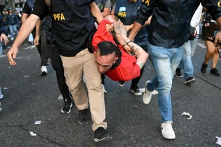 Reprimen en Buenos Aires protesta contra reforma laboral de Milei; al menos 15 detenidos