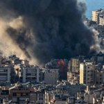 Columnas de humo se elevan tras el bombardeo israelí sobre los suburbios del sur de Beirut. Presuntamente el ataque estuvo dirigido contra instalaciones de Hezbolá y destruyó la sede de la cadena de televisión Al Manar, afín al grupo. Foto Afp