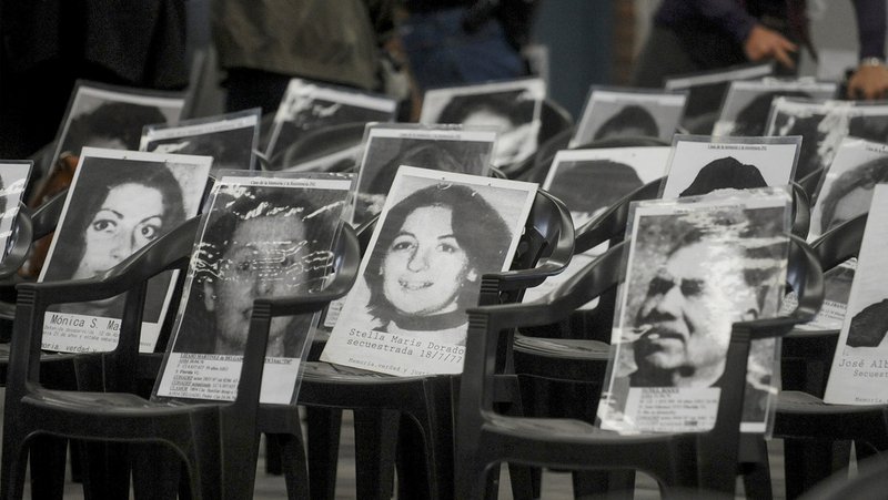 Manifestación frente al tribunal que juzgó al dictador Reynaldo Bignone, Buenos Aires, Argentina, 20 de abril de 2010. Sergio Goya / Legion-Media