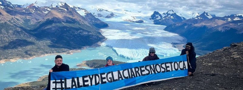 Activistas ambientales en Argentina se manifestaron en las cumbres montañosas contra la reforma de la Ley de Glaciares. Foto: cortesía Agencia Presentes