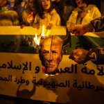 Un manifestante quema una imagen compuesta del presidente estadunidense Donald Trump y el primer ministro israelí Benjamin Netanyahu durante una manifestación con motivo del Día Internacional de Al-Quds en Túnez, Túnez, el viernes 13 de marzo de 2026. El lema reza: "Fin a la ocupación". Foto: Ap