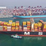 Un buque de carga en la terminal de contenedores del puerto de Qingdao, en la provincia oriental china de Shandong. Foto Afp