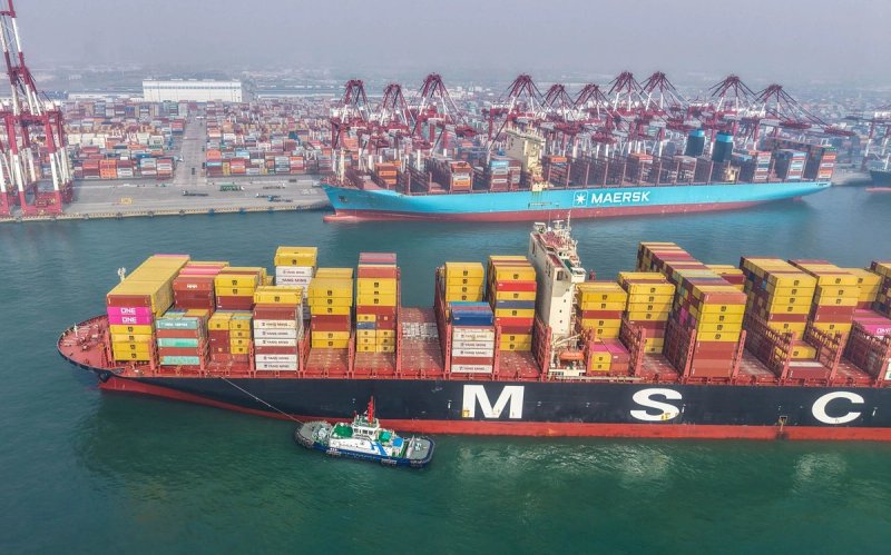 Un buque de carga en la terminal de contenedores del puerto de Qingdao, en la provincia oriental china de Shandong. Foto Afp