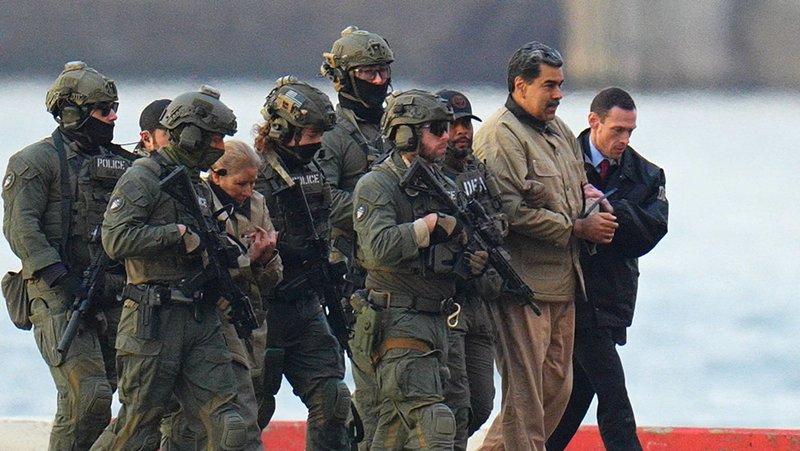 El presidente venezolano, Nicolás Maduro, conducido por tropas estadounidenses tras su secuestro en Caracas, el 3 de enero de 2026. XNY / Star Max / Contributor / Gettyimages.ru