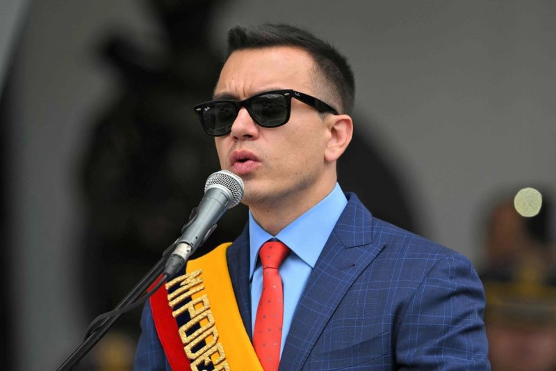 El presidente de Ecuador, Daniel Noboa, pronuncia un discurso durante la ceremonia de cambio de mando del Comando Conjunto de las Fuerzas Armadas en la Escuela Superior Militar Eloy Alfaro, a las afueras de Quito, el 26 de noviembre de 2025. Foto Afp