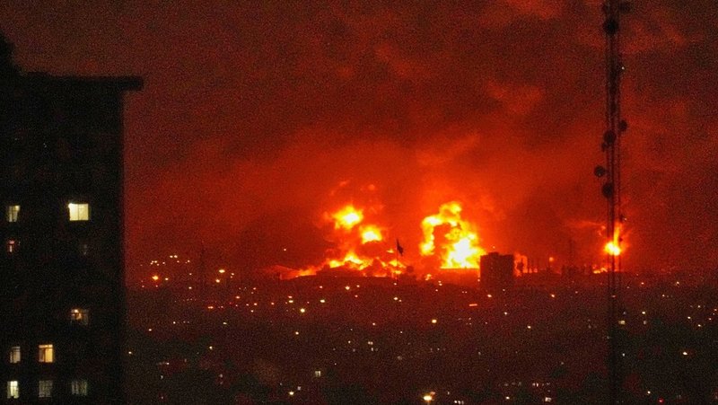 Llamas se elevan desde una instalación de almacenamiento de petróleo al sur de Teherán, Irán, el 7 de marzo de 2026 Vahid Salemi / AP