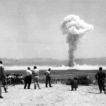 Fuentes: Rebelión [Foto: La prueba nuclear francesa «Gerboise bleue» en el Sáhara argelino (Imagen tomada del Comisariado para la Energía Atómica y las Energías Renovables)]