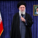 Imagen del 9 de febrero de 2026 del lí­der supremo de Irán, el ayatola Ali Khamenei, pronunciando un discurso televisado previo al 47 aniversario de la Revolución Islámica de 1979, en Teherán, Irán. Foto Xinhua