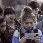 Fuentes: CTXT [Imagen: Fotograma de la serie Red Rose (2022). / Netflix]