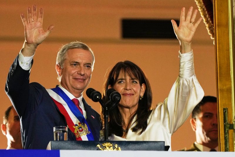 El presidente de Chile, José Antonio Kast, y su esposa, María Pía Adriasola, saludan a sus partidarios desde el balcón del palacio presidencial de La Moneda después de su investidura en Santiago, Chile. Foto Ap