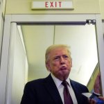 El presidente, Donald Trump, habla con los periodistas a bordo del Air Force One, el domingo 15 de marzo de 2026, en ruta desde West Palm Beach, Florida, a la Base Conjunta Andrews, Maryland. Foto: Ap