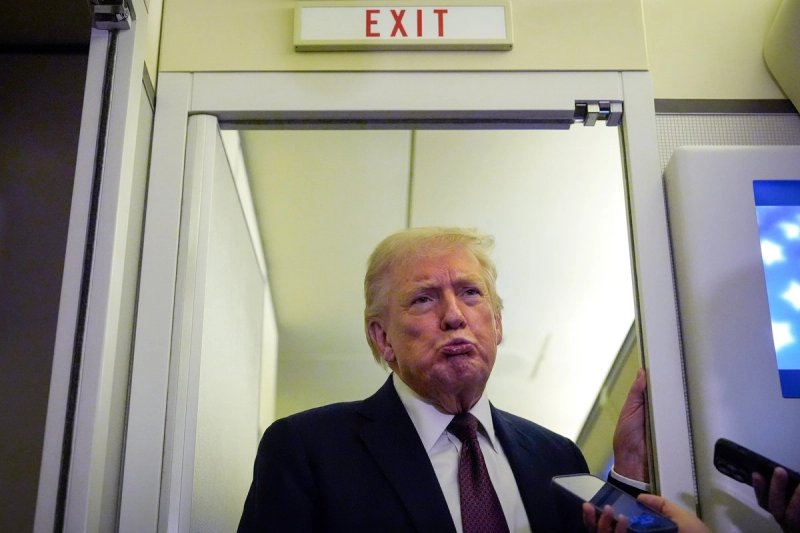 El presidente, Donald Trump, habla con los periodistas a bordo del Air Force One, el domingo 15 de marzo de 2026, en ruta desde West Palm Beach, Florida, a la Base Conjunta Andrews, Maryland. Foto: Ap