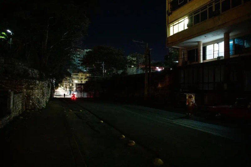 El malecón de La Habana, donde se aprecia que muchas calles se quedan sin luz por la noche y solo algunos establecimientos, carros o gasolineras alumbran la ciudad cubana, el 10 de febrero de 2026. Foto Jair Cabrera Torres / La Jornada.
