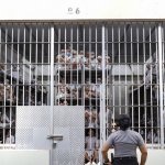 Un guardia penitenciario vigila una celda durante una visita a la megaprisión CECOT del presidente de Chile, José Antonio Cast, en Tecoluca, El Salvador, el 30 de enero de 2026. Alex Peña / Gettyimages.ru