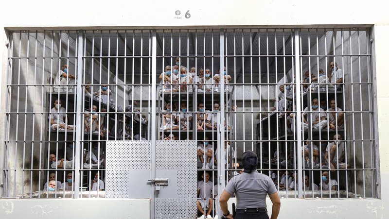Un guardia penitenciario vigila una celda durante una visita a la megaprisión CECOT del presidente de Chile, José Antonio Cast, en Tecoluca, El Salvador, el 30 de enero de 2026. Alex Peña / Gettyimages.ru