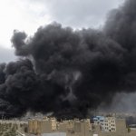 Una densa columna de humo se eleva tras los ataques aéreos contra depósitos de petróleo el 8 de marzo de 2026 en Teherán, Irán. Majid Saeedi / Stringer / Gettyimages.ru