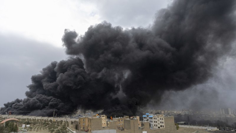 Una densa columna de humo se eleva tras los ataques aéreos contra depósitos de petróleo el 8 de marzo de 2026 en Teherán, Irán. Majid Saeedi / Stringer / Gettyimages.ru