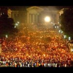 Fuentes: Rebelión [Imagen: Marcha de antorchas - Prensa Latina]