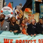 Personas se manifiestan sosteniendo carteles durante la protesta "No Kings". contra Donald Trump en Nueva York Foto La Hora: EFE