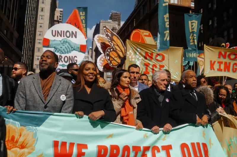 Personas se manifiestan sosteniendo carteles durante la protesta "No Kings". contra Donald Trump en Nueva York Foto La Hora: EFE
