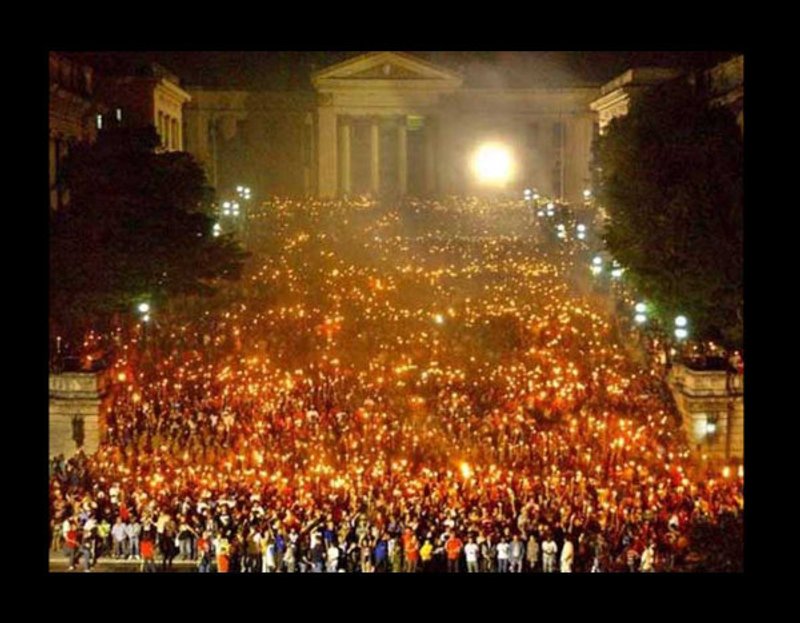 Fuentes: Rebelión [Imagen: Marcha de antorchas - Prensa Latina]
