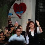 "Me puedo morir presa": Cristina Fernández en megajuicio en Argentina La ex presidenta argentina Cristina Fernández, quien actualmente cumple una condena de seis años de arresto domiciliario por cargos no comprobados de corrupción, sale de su casa para comparecer ante el tribunal en otro juicio por presuntamente liderar una asociación ilícita, el 17 de marzo de 2026. Foto Ap