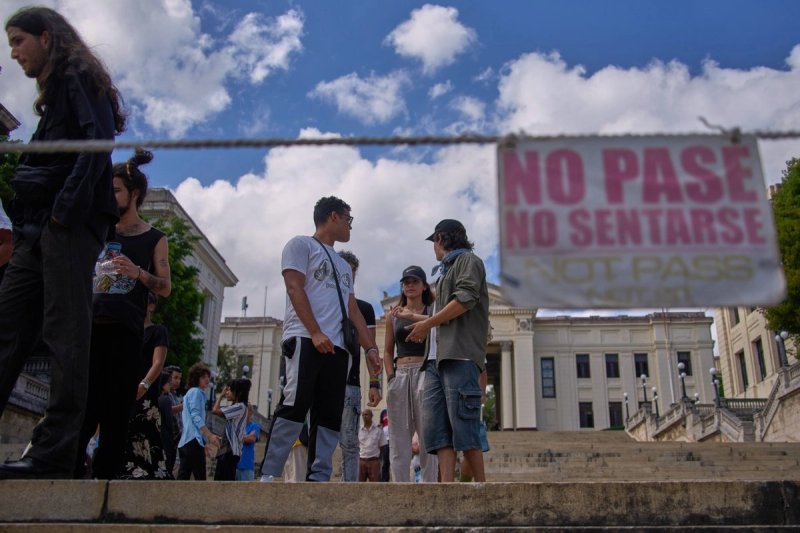 Estudiantes se reúnen frente a la Universidad de La Habana durante una protesta por la crisis energética que ha interrumpido las clases en La Habana, Cuba, el lunes 9 de marzo de 2026. Foto: Ap