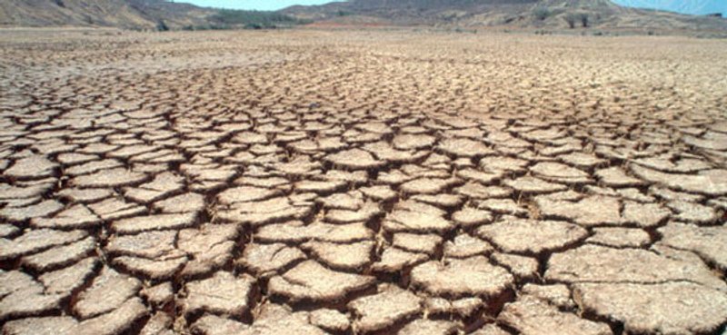 Fuentes: IPS [ Imagen: La tierra agrietada por la falta de agua y resecada por el calor del sol forma un patrón en la Reserva Natural de Popenguine, en Senegal. Evan Schneider / ONU ]