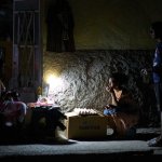 Vendedores ambulantes conversan durante un apagón en La Habana (Cuba), el 16 de marzo de 2026. Ramon Espinosa / AP