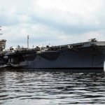 El portaaviones de la Armada de los Estados Unidos, USS Nimitz, navega en la bahía de Panamá, en la ciudad de Panamá, el 30 de marzo de 2026. Foto Afp