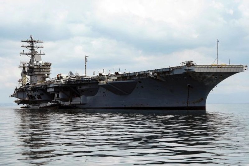 El portaaviones de la Armada de los Estados Unidos, USS Nimitz, navega en la bahía de Panamá, en la ciudad de Panamá, el 30 de marzo de 2026. Foto Afp