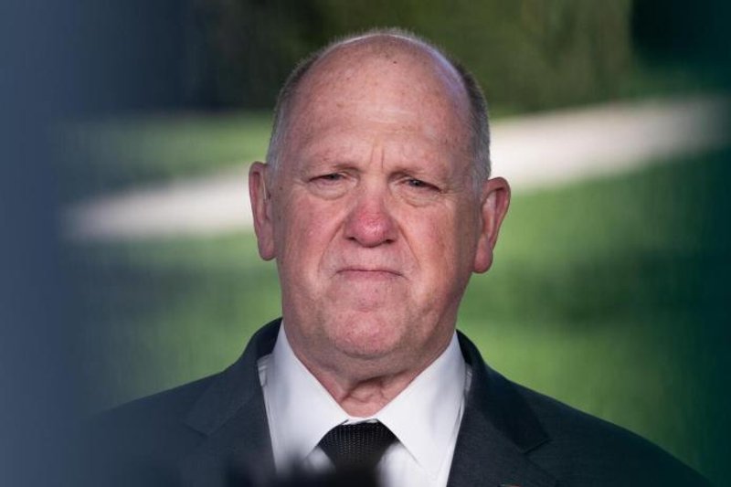 WASHINGTON (United States), 18/03/2026.- Tom Homan, White House border czar, speaks to Fox News during a television interview outside the West Wing of the White House in Washington, DC, USA, 18 March 2026. US President Trump temporarily waived a century-old shipping mandate to lower the cost of transporting oil, gas and other commodities around the US, marking his latest bid to combat the rise in energy prices spurred by the war in Iran. EFE/EPA/AARON SCHWARTZ / POOL