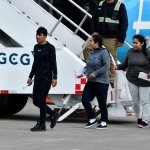 El gobierno de Donald Trump asegura, sin pruebas, que millones de extranjeros se han autodeportado, a partir de su política migratoria. En la imagen, ciudadanos de Costa Rica expulsados de Estados Unidos en su llegada a San José. Foto Afp