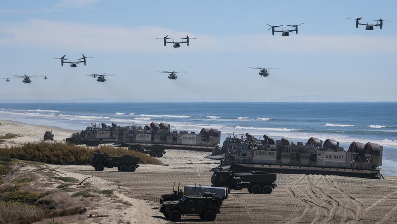 Las embarcaciones de desembarco de la Marina de EE.UU. descargan equipo en la playa mientras drones del Cuerpo de Marines de EE. UU. vuelan por encima en California, el 18 de octubre de 2025. Mario Tama / Gettyimages.ru