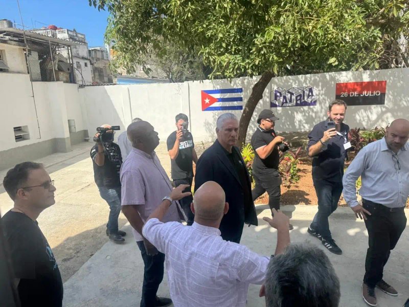 El presidente de Cuba, Miguel Díaz-Canel, durante su asistencia al V Coloquio Patria, celebrado en La Habana. Foto Luis Hernández Navarro