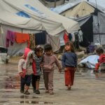 Fuentes: Voces del Mundo [Foto: la población palestina desplazada intenta seguir con su vida cotidiana en condiciones muy duras en Jan Yunis, Palestina, el 2 de abril de 2026 (Abed Rahim Khatib – Agencia Anadolu)]