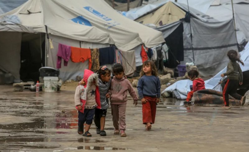 Fuentes: Voces del Mundo [Foto: la población palestina desplazada intenta seguir con su vida cotidiana en condiciones muy duras en Jan Yunis, Palestina, el 2 de abril de 2026 (Abed Rahim Khatib – Agencia Anadolu)]