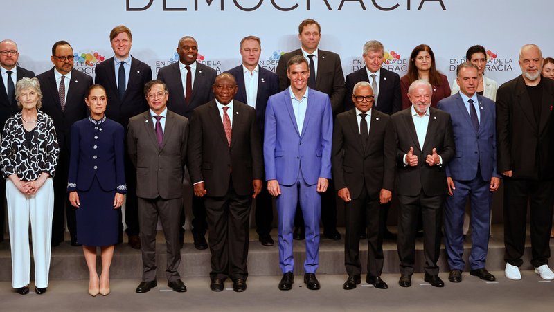 El presidente del Gobierno español, Pedro Sánchez, en el centro, posa con los asistentes a la cumbre 'Encuentro en Defensa de la Democracia' celebrada en Barcelona, ​​España, el 18 de abril de 2026 Joan Monfort / AP