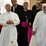 El papa León XIV visitó ayer la Gran Mezquita de Argel Djamaa El Djazair, junto con el rector Mohammed al Mamoun al Qasimi al Hassani y el cardenal Jean-Paul Vesco, arzobispo de la capital argelina, al comenzar una gira de 11 días que también comprende Camerún, Angola y Guinea Ecuatorial, su primer gran viaje internacional. Foto Afp